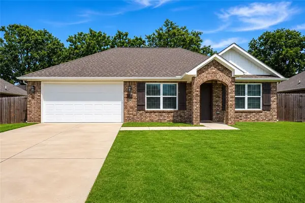 804 Brook Street, Gentry, AR 72734