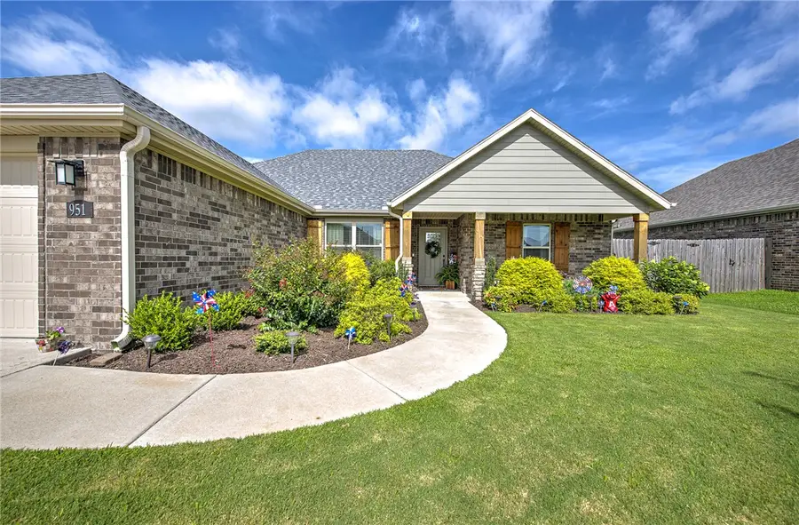 951 Trailwood Street, Tontitown, AR 72762 - #2