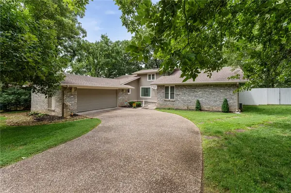 2520 E Gentle Oaks Lane, Fayetteville, AR 72703