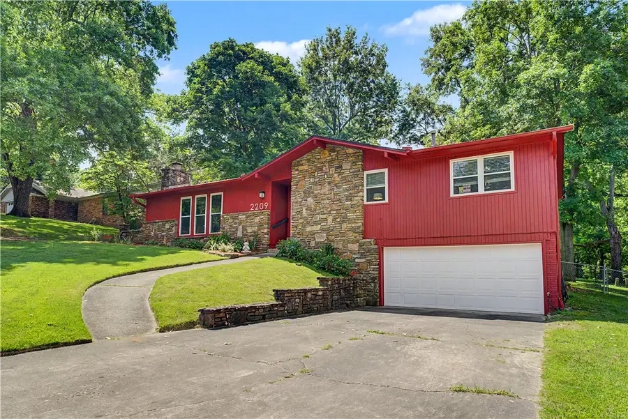 2209 E Elaine Avenue, Fayetteville, AR 72703 - #2