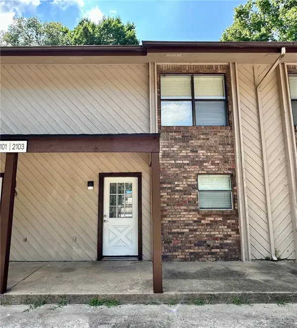 2103 N East Oaks Drive, Fayetteville, AR 72703