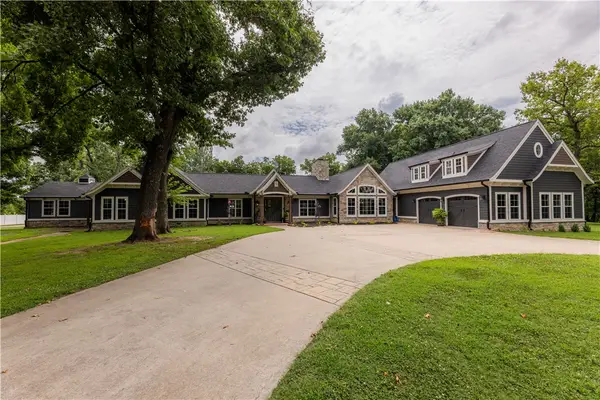 1101 N Dogwood Street, Siloam Springs, AR 72761