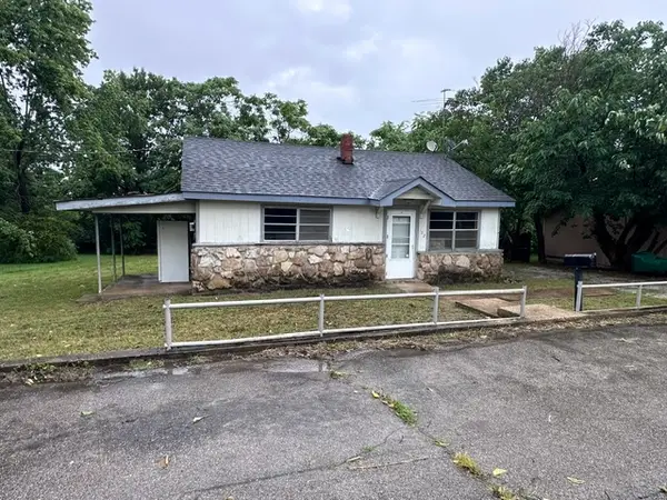 102 W South Street, Flippin, AR 72634