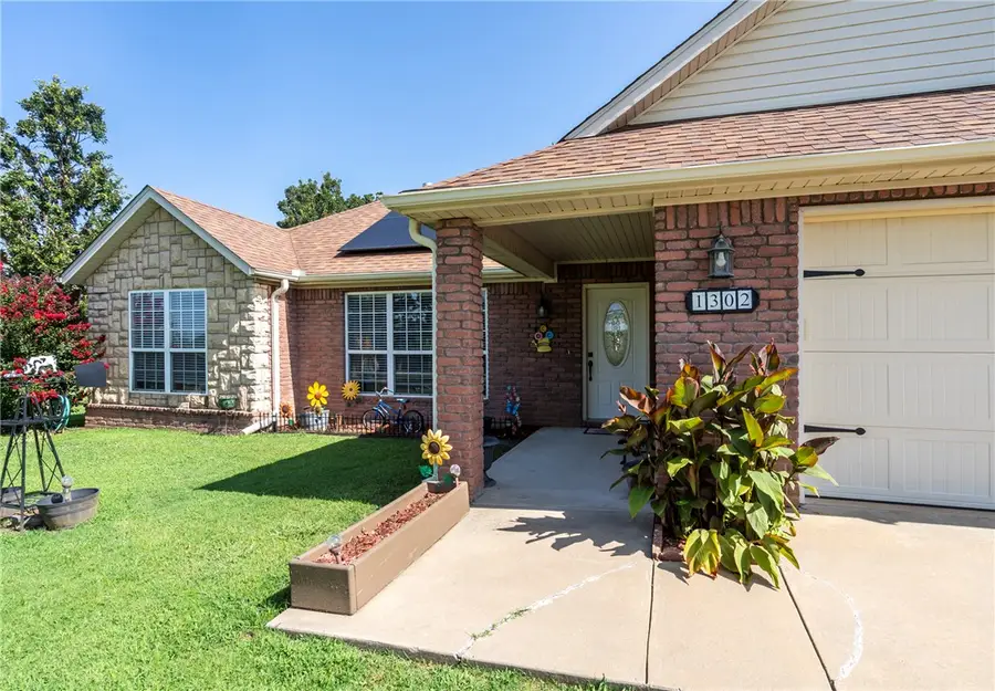 1302 E Crawford Street, Gentry, AR 72734 - #2