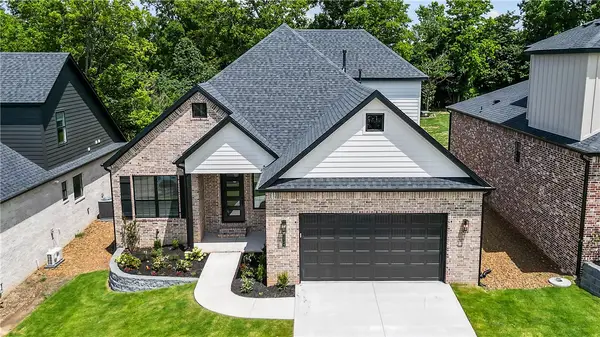 2524 N Crossover Road, Fayetteville, AR 72703