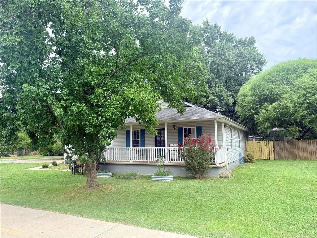 402 SE El Paso Street, Gravette, AR 72736 - #1