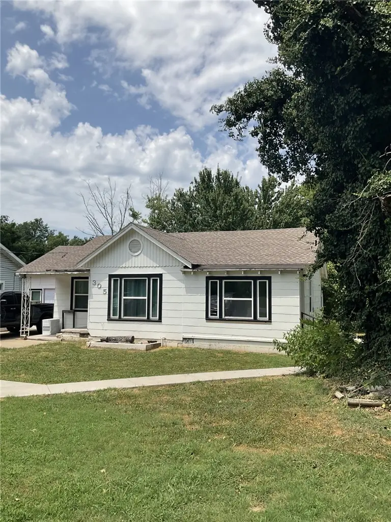305 E Franklin Street, Siloam Springs, AR 72761 - #1
