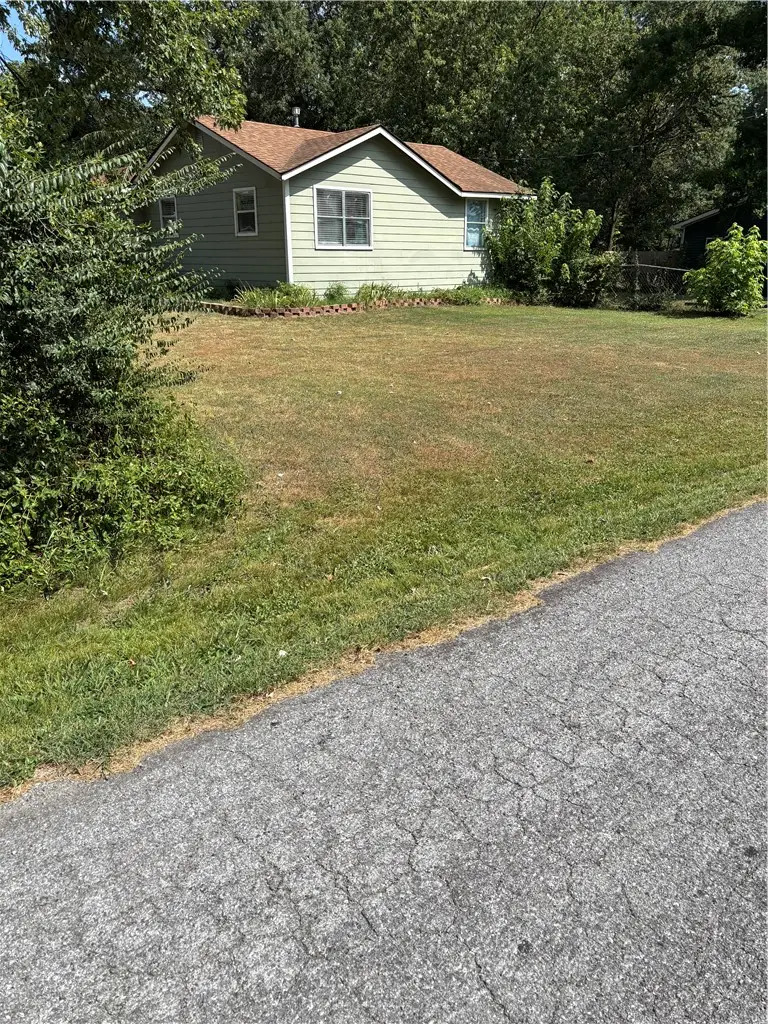 613 W Arkansas Street, Gentry, AR 72734 - #2