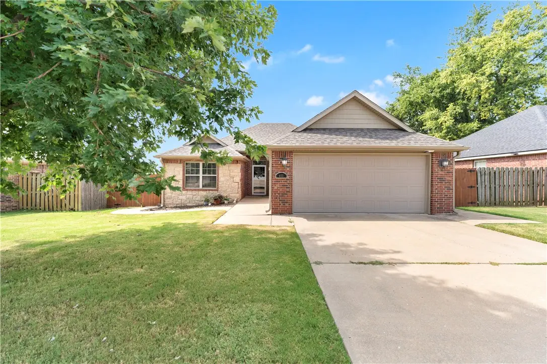 402 W Worchester, Siloam Springs, AR 72761 - #1