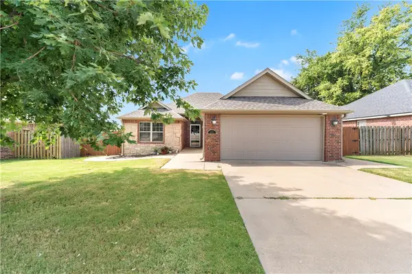 402 W Worchester, Siloam Springs, AR 72761