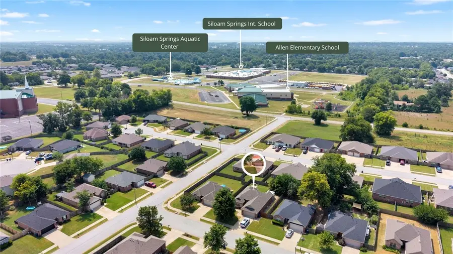 402 W Worchester, Siloam Springs, AR 72761 - #3