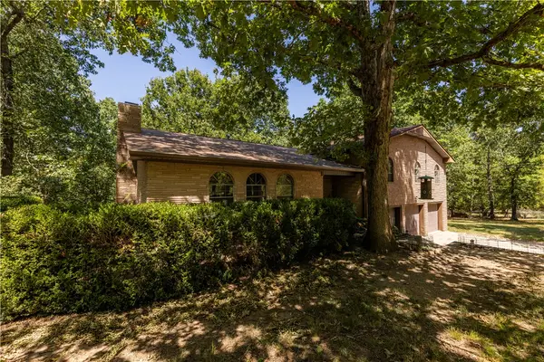 16107 Walnut Drive, Fayetteville, AR 72704
