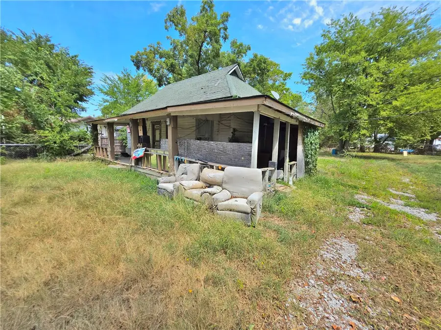 121 N Black Avenue, Sulphur Springs, AR 72768 - #2