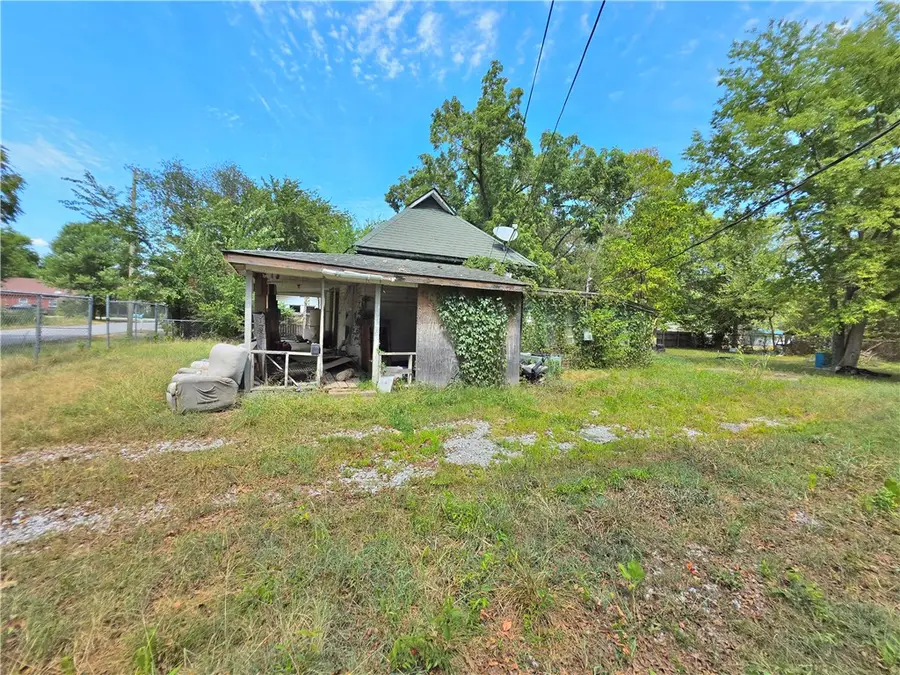 121 N Black Avenue, Sulphur Springs, AR 72768 - #3