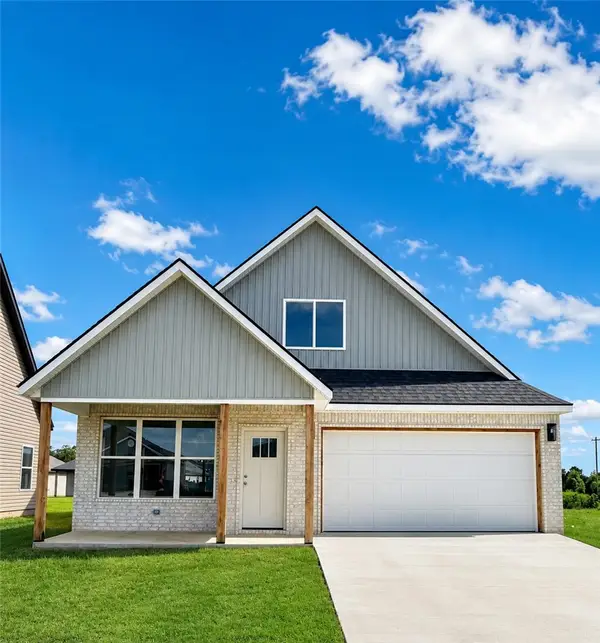 1733 Edens, Gentry, AR 72734