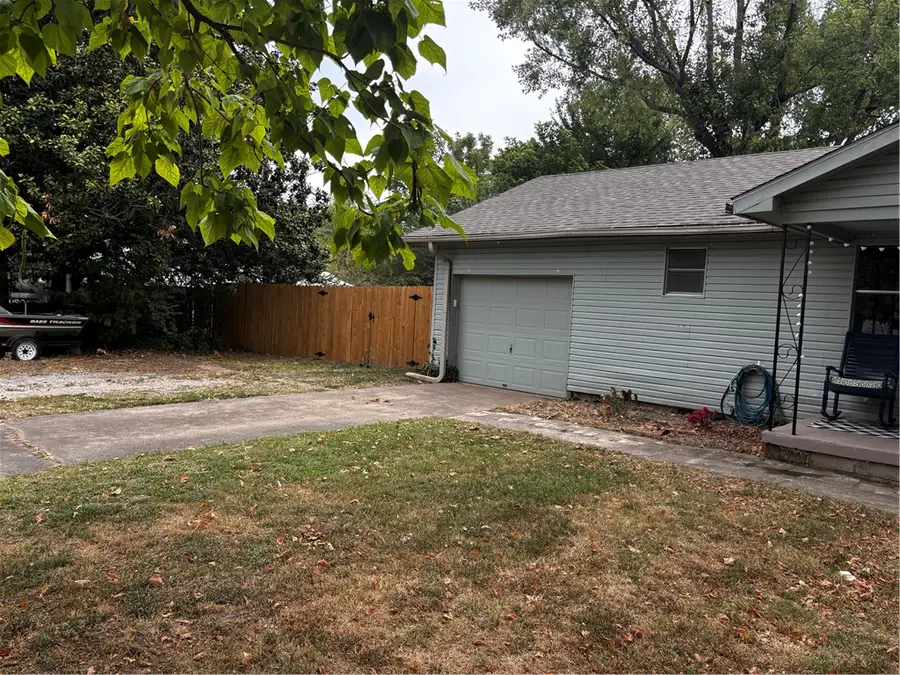 209 S Neal Street, Prairie Grove, AR 72753 - #3