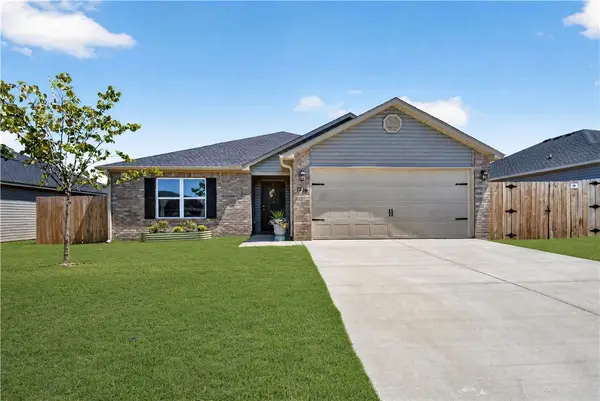 1716 Ace Avenue, Gentry, AR 72734