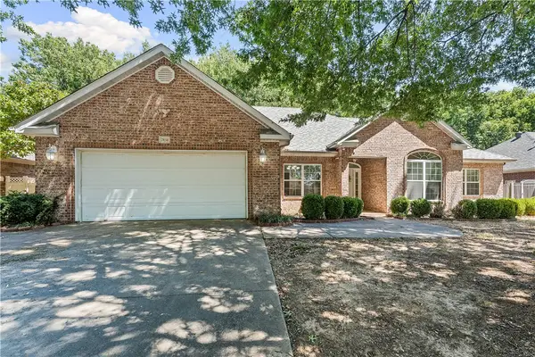 2834 N Quail Creek Drive, Fayetteville, AR 72703
