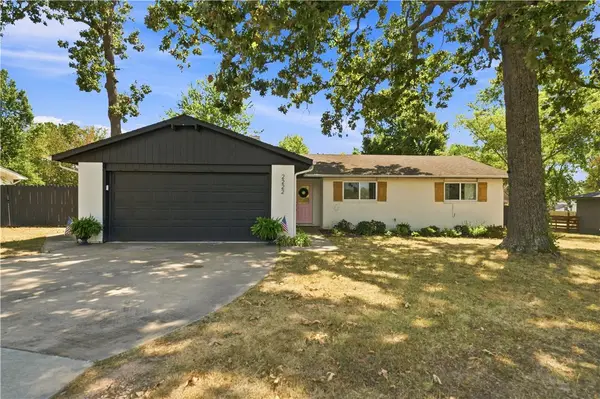 2222 W Perry Road, Rogers, AR 72758