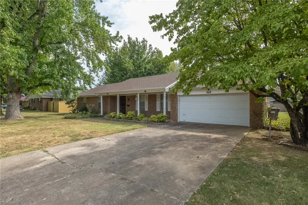 811 Crestwood Street, Springdale, AR 72762