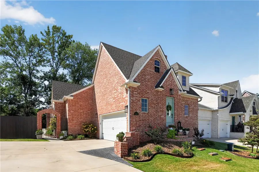 138 N Hawkstone Drive, Fayetteville, AR 72704 - #2