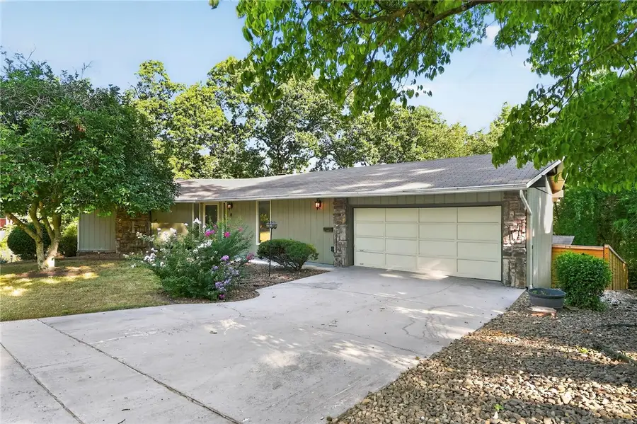 8 London Drive, Bella Vista, AR 72715 - #3