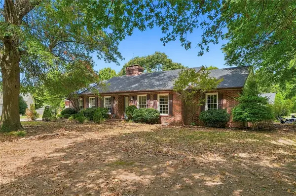 1370 E Wimbledon Place, Fayetteville, AR 72703
