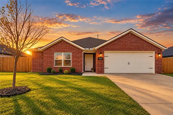 1029 Glenora Avenue, Lowell, AR 72745