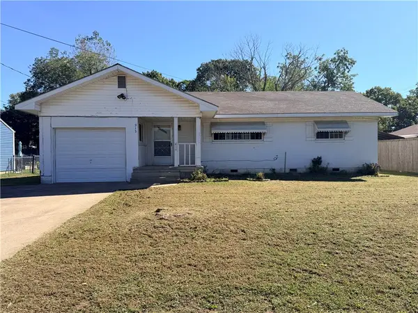 915 S Elm Street, Siloam Springs, AR 72761