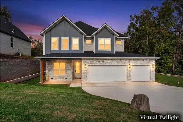 900 Red Oak Loop, Elm Springs, AR 72762