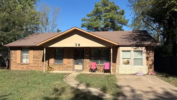 303 W Rolling Oaks Drive, Rogers, AR 72756