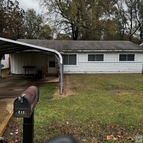 211 Shellwood Dr, Wake Village, TX 75501