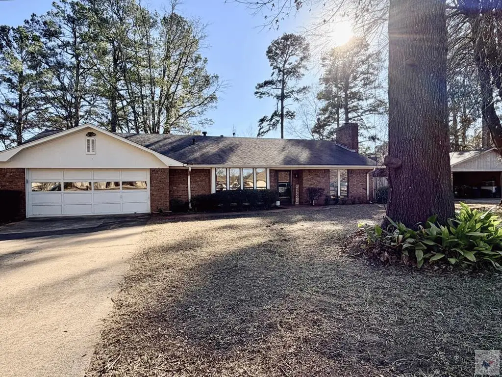 216 Edgewood Cir, Wake Village, TX 75501 - Image #1