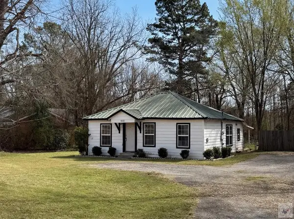 500 E Front St, Naples, TX 75568