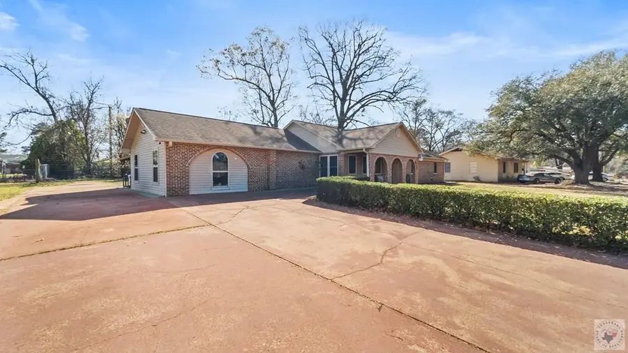 816 Wake Ave, Wake Village, TX 75501 - #2