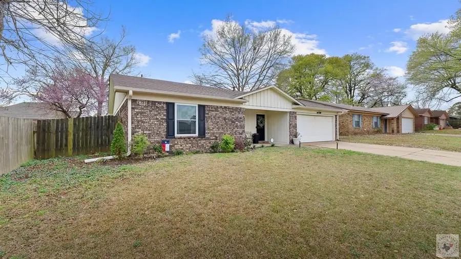 236 E Greenfield Drive, Wake Village, TX 75501 - #2