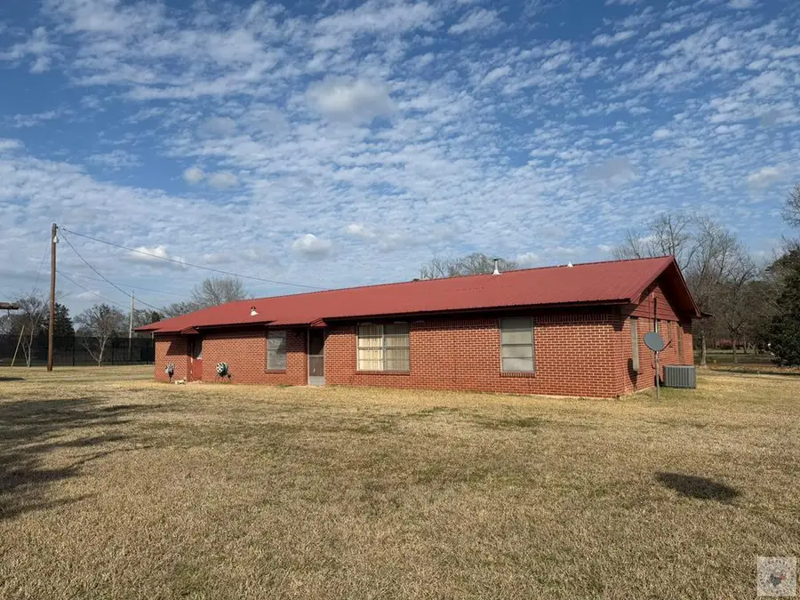 409 Sixth St, Queen City, TX 75572 - #2