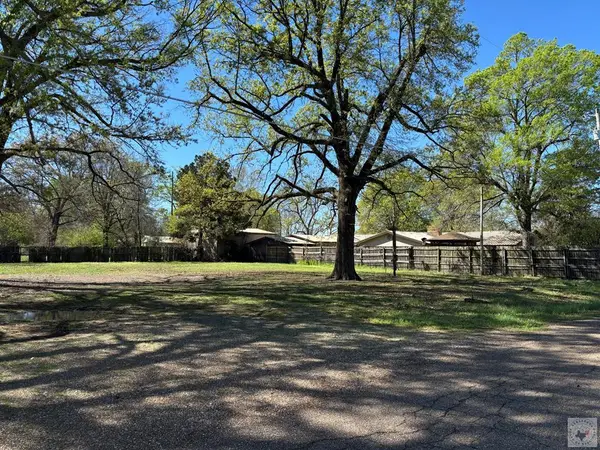 704 E Ave E, Hooks, TX 75561