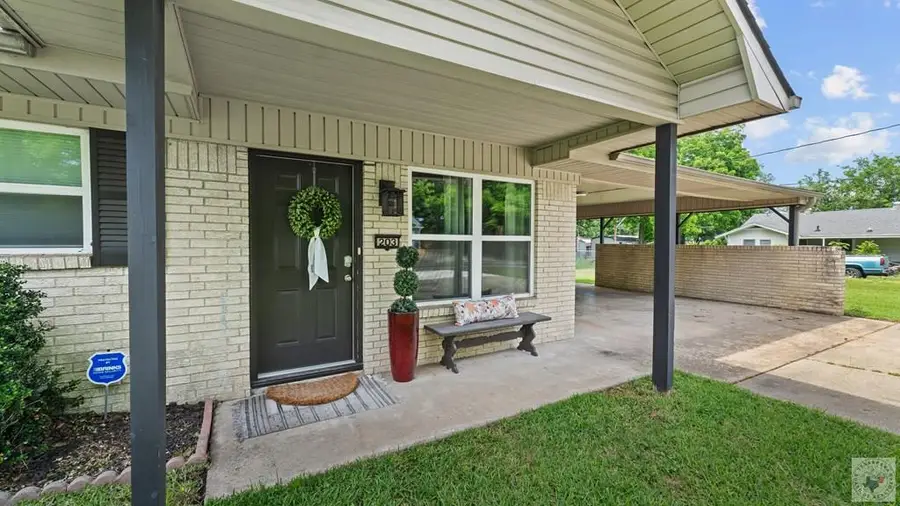 203 Main St, Hooks, TX 75561 - #2