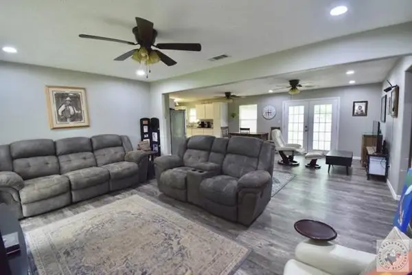 2401 E Avenue B, Hooks, TX 75561