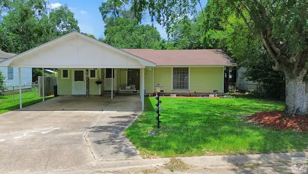 845 Singapore Dr, Wake Village, TX 75501