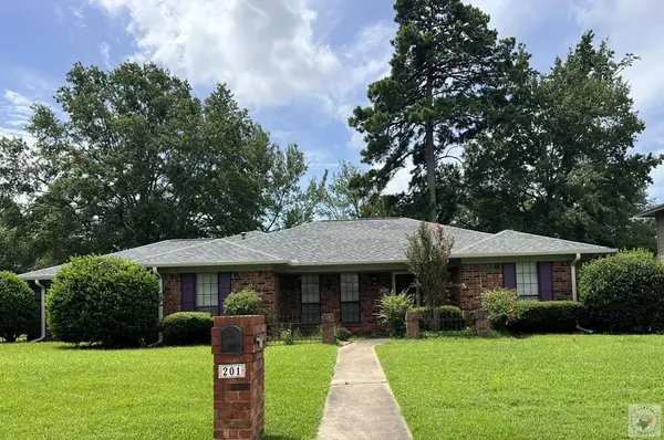 201 Larkspur Ln, Wake Village, TX 75501