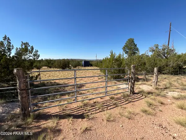 26797 W Fort Rock Road, Seligman, AZ 86337