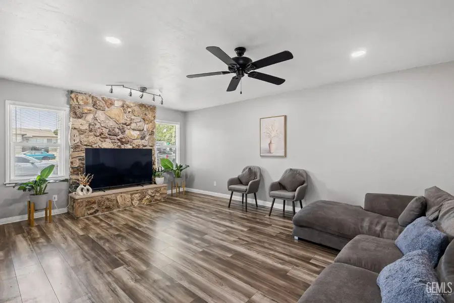 321 CIRCLE DRIVE, Bakersfield, CA 93308 - Image #2