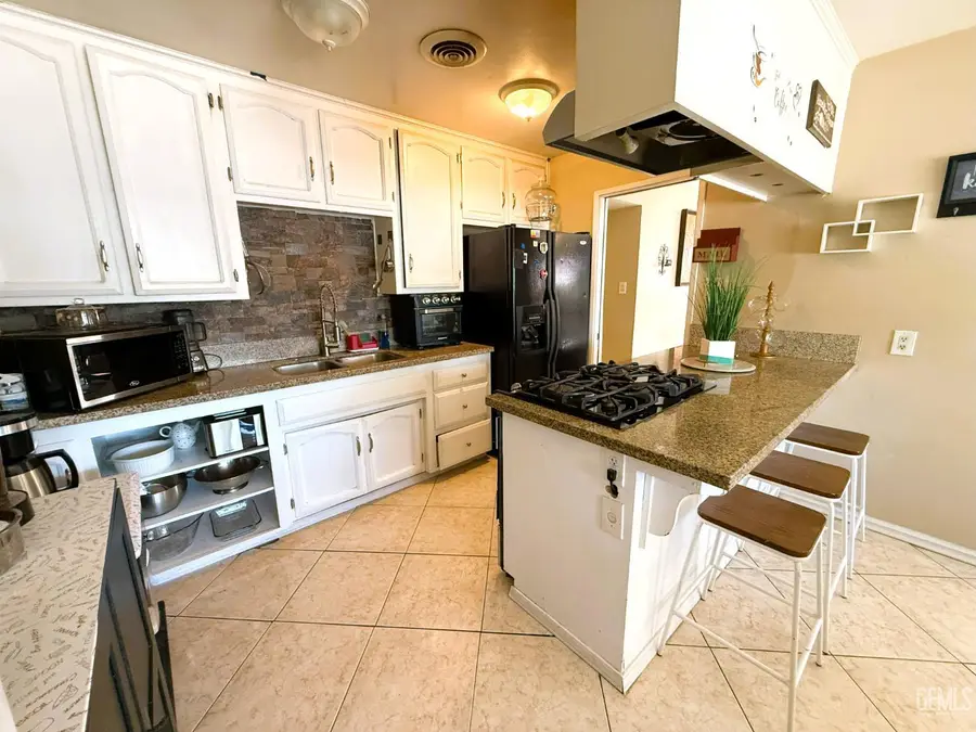 1320 WHITE LANE, Bakersfield, CA 93307 - Image #3