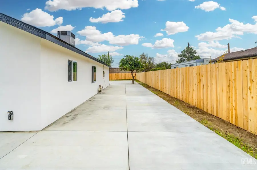 10901 SAN FERNANDO STREET, Lamont, CA 93241 - Image #3