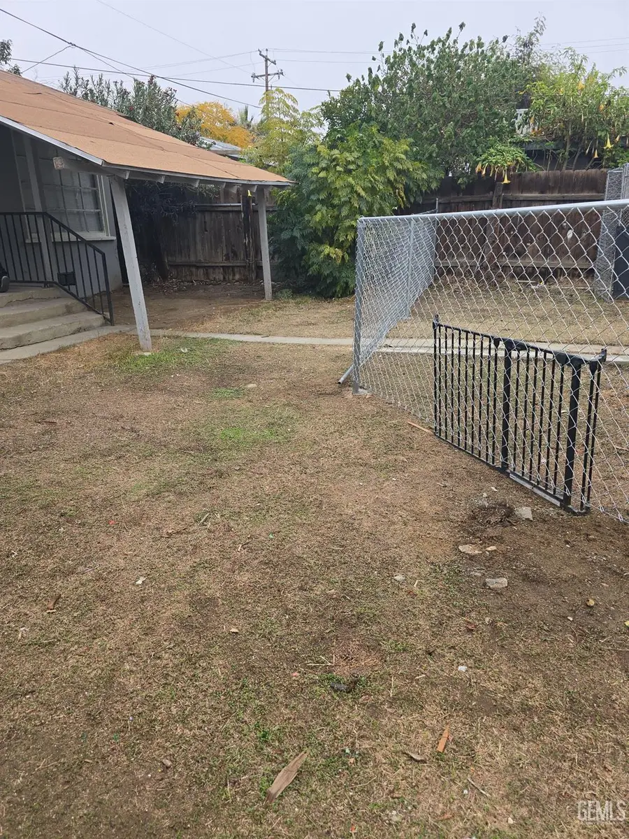 924 HEIGHT STREET #B, Bakersfield, CA 93305 - Image #2