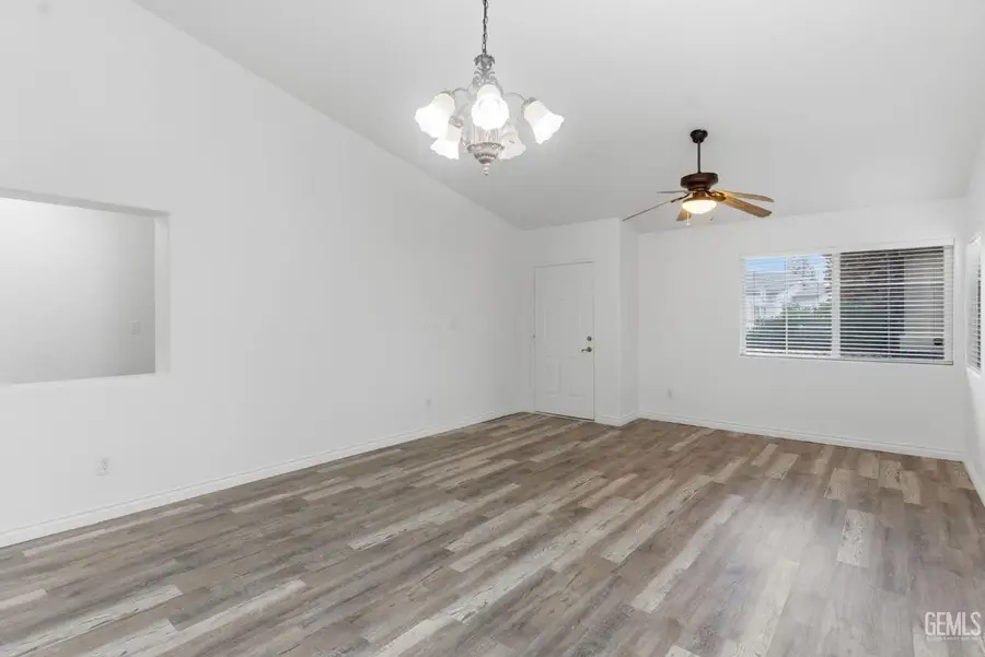 10216 HUNTINGTON DOWNS AVENUE, Bakersfield, CA 93312 - Image #3