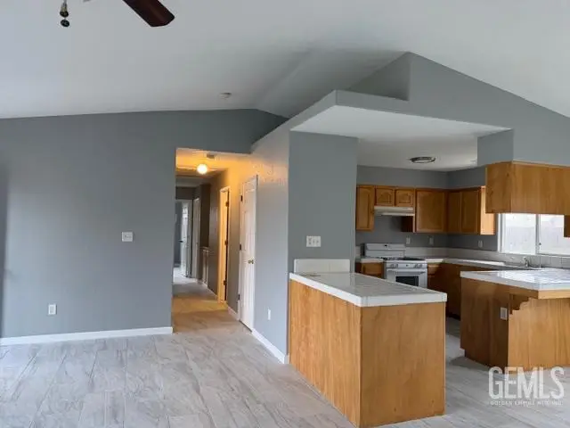 321 CALLE PINUELAS, Delano, CA 93215 - Image #3