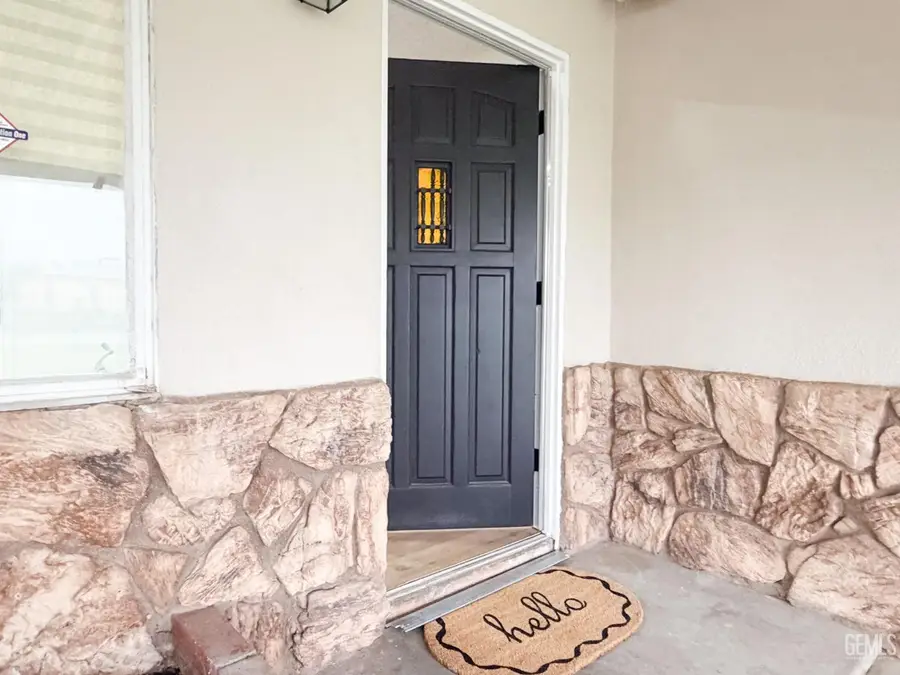 1404 ROYAL WAY, Bakersfield, CA 93306 - Image #2